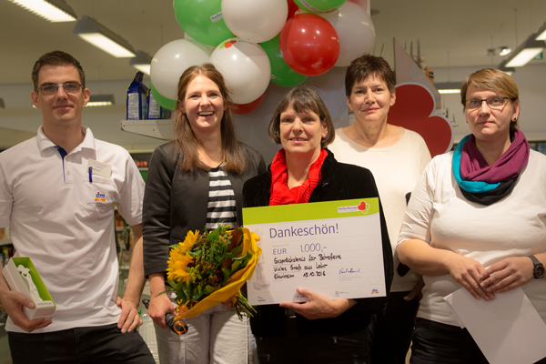 Ulrike Grass (Mitte) umrahmt vom Preisverleihungs-Komitee der dm-Initiative "Helferherzen"